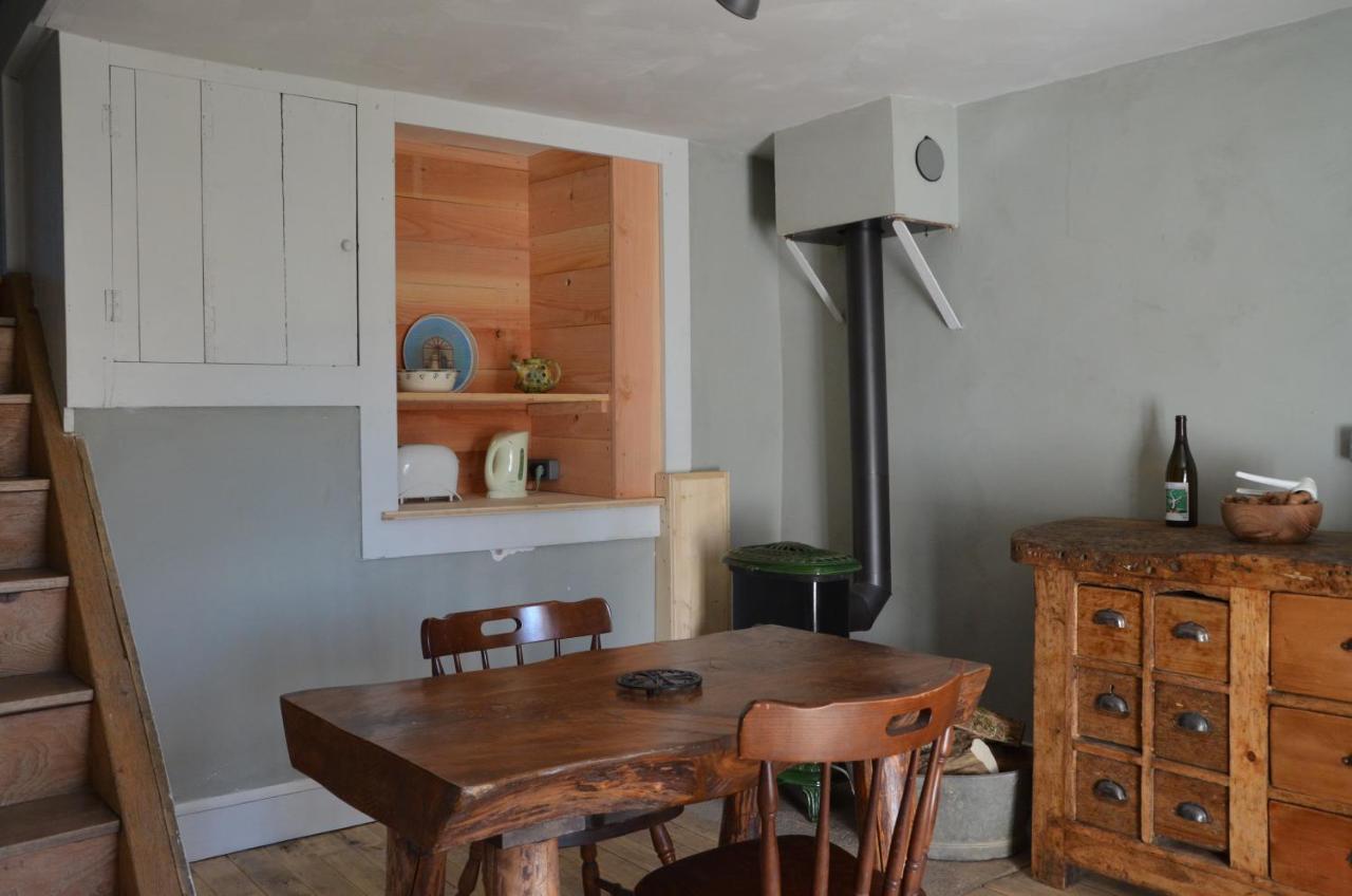 Les Du Passage: Le Nid Apartment